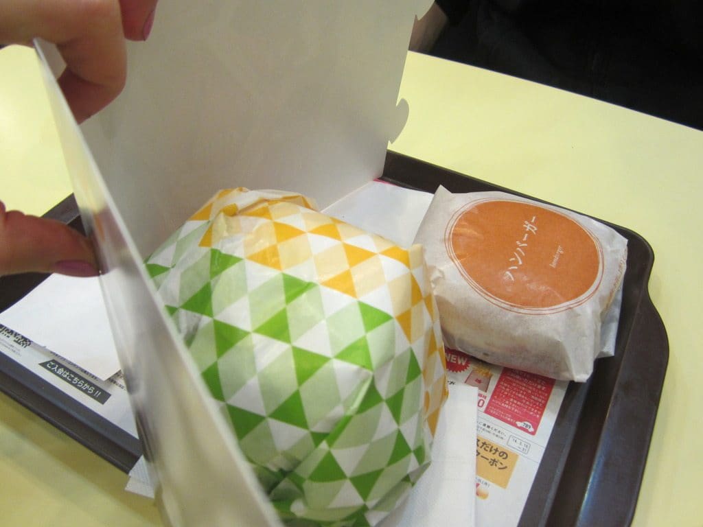 Et accompagné d'une feuille de carton afin d'entourer le burger et le rendre très classe...ou pas.
