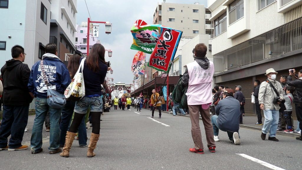 Le début du cortège, se dirigeant vers le temple Kawasaki Daishi Heikenji