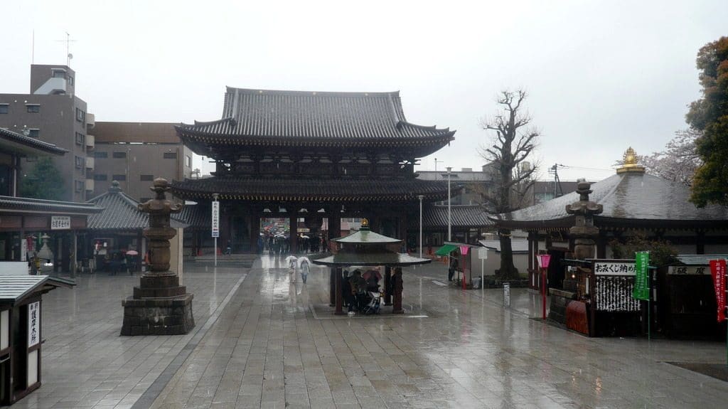 Vue du temple, sous la pluie