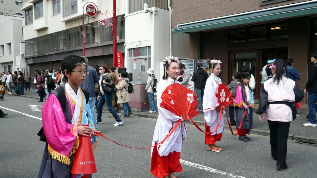 Le déut du cortège attend sagement