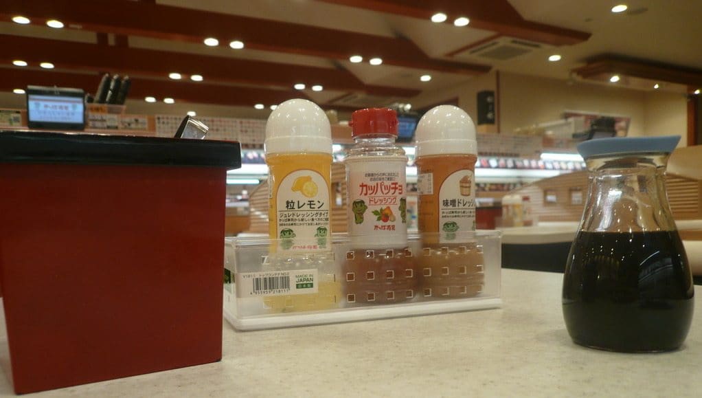 Diverses sauces disponibles dont la sauce soja