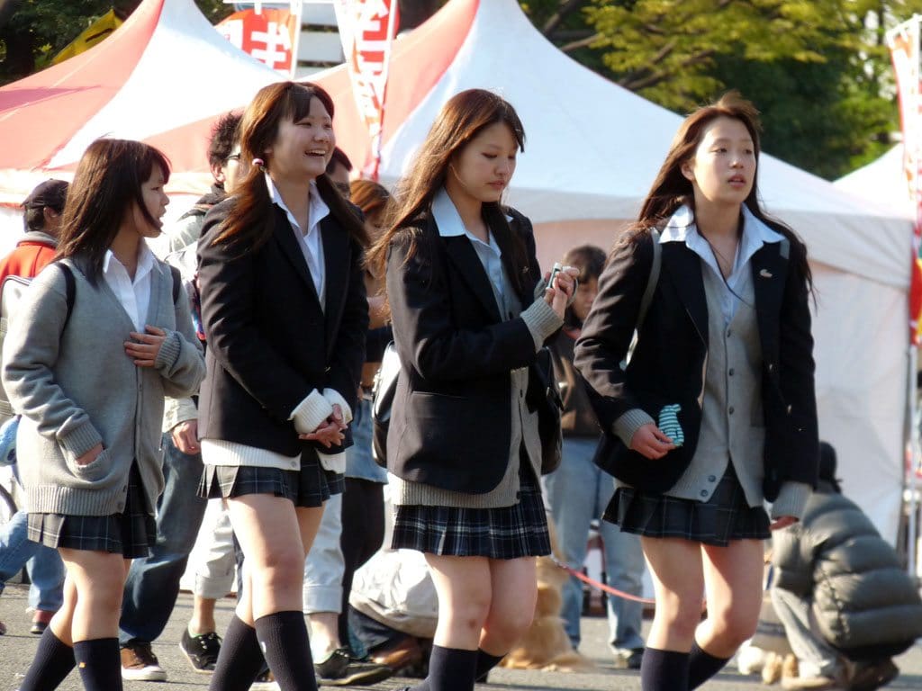 Pourquoi et comment certaines lycéennes japonaises portent-elles leur jupe si court ? | DozoDomo | DozoDomo
