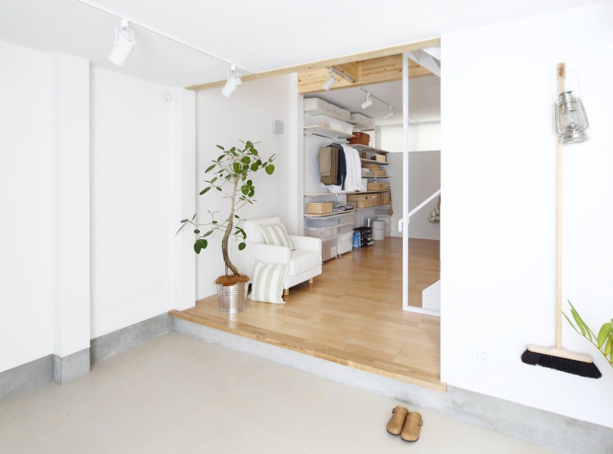 design-your-own-home-with-muji-s-prefab-vertical-house-(3)