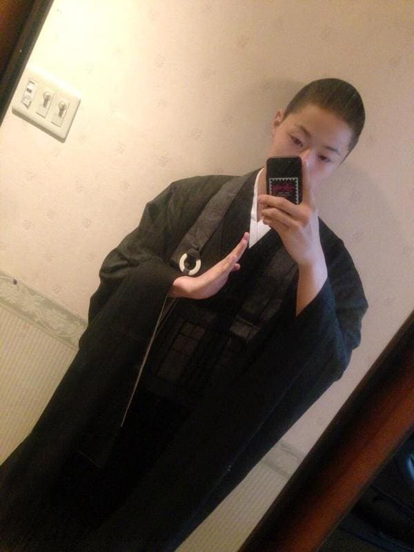Selfie d'un moine très fashion, je vous conseille un petit tour sur son twitter@Suzuki Daiten, le moine aux cheveux bleus