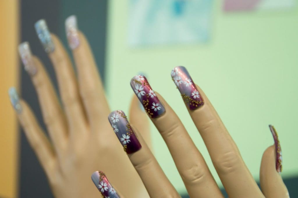 Modèle de mains d'entrainement pour le nail art. source: Flickr