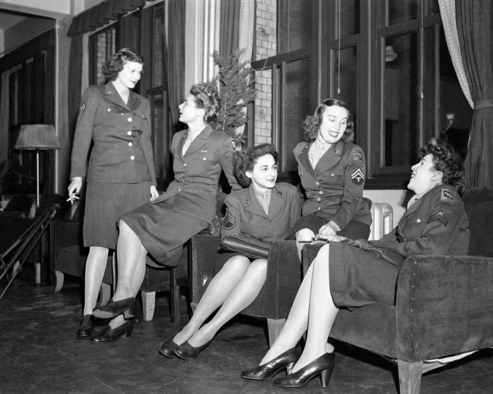 Group-of-WACs-pose-in-Tokyo-lounge-1024x819