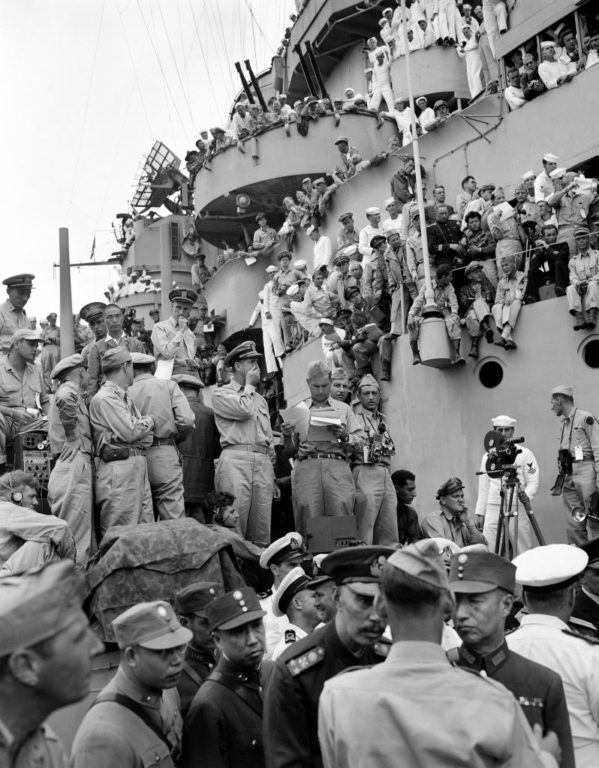 Spectators-and-correspondents-from-all-over-the-world-pick-vantage-positions-on-the-deck-of-the-USS-Missouri-798x1024