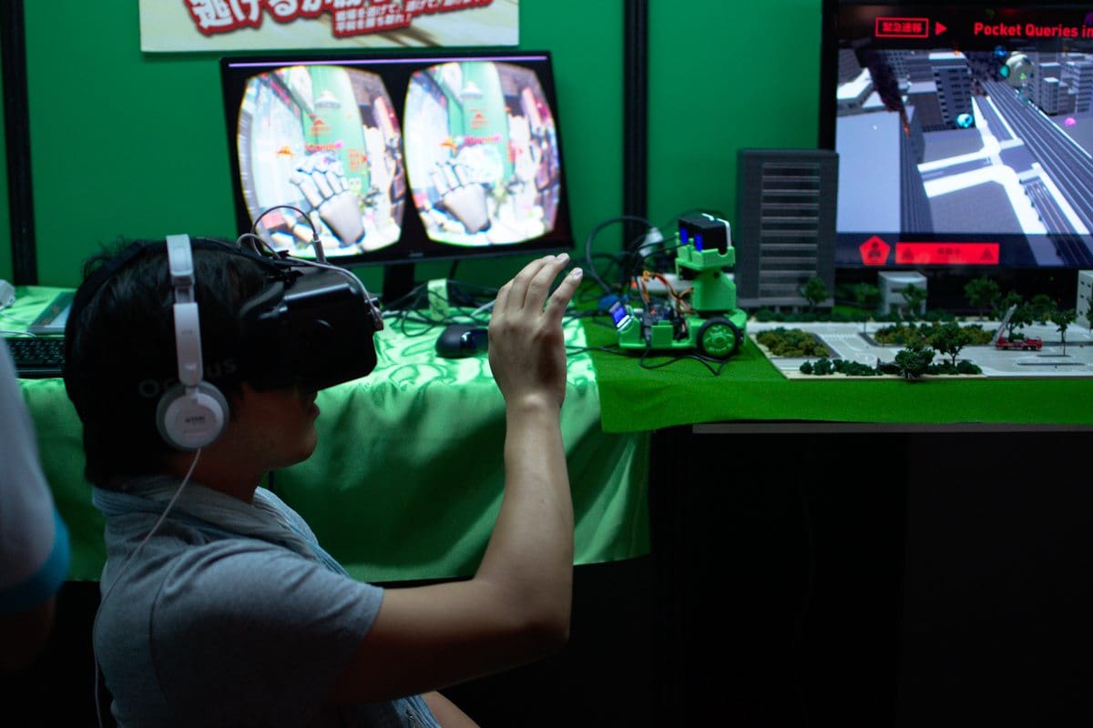 Un studio japonais, Pocket Queries, utilisait un petit robot couplé à la réalité virtuelle : la "mixed reality". Pas très au point, on attend néanmoins la suite avec impatience !