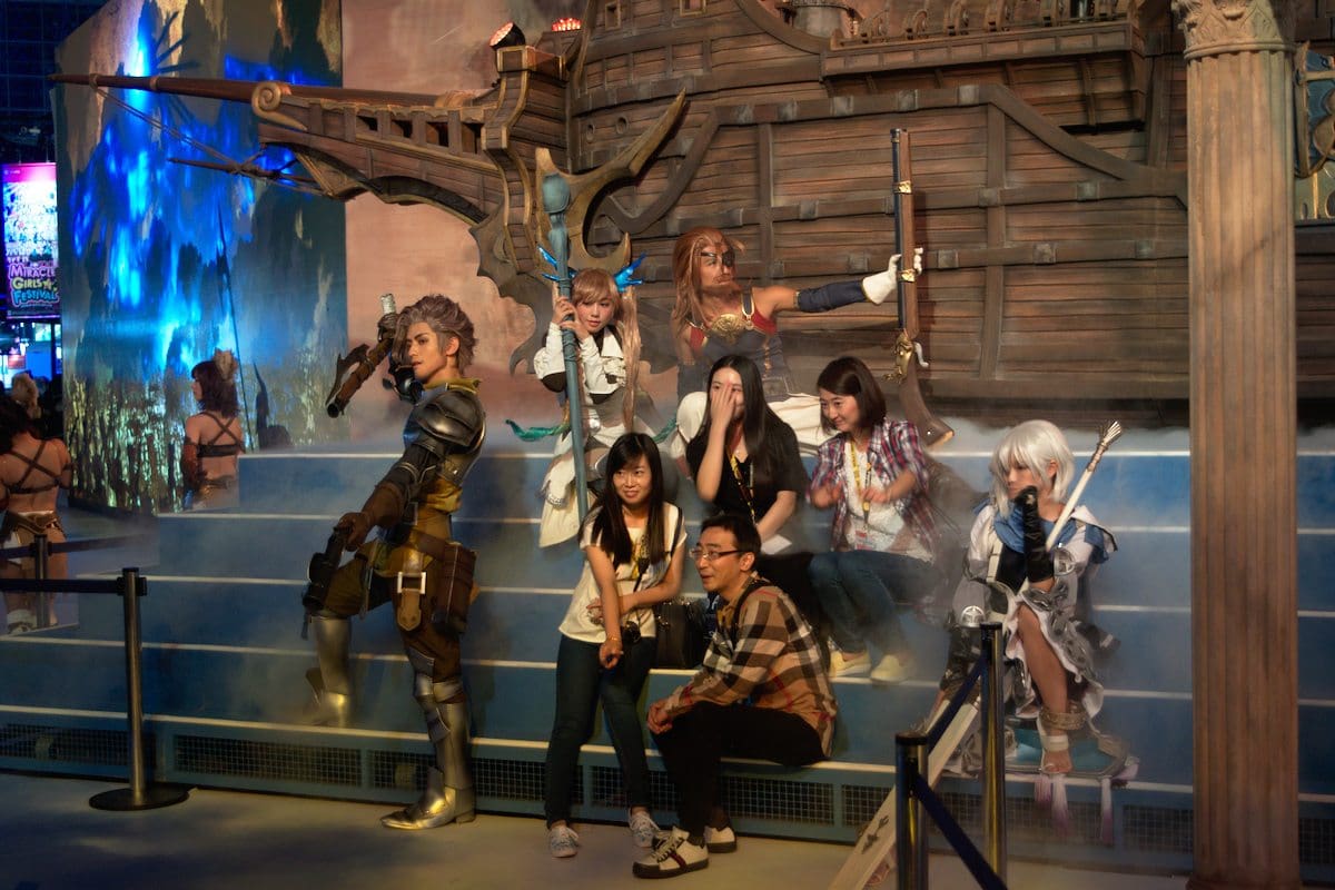 Les personnages du jeu prenaient la pose devant leur décor, incarnant chacun leur caractère