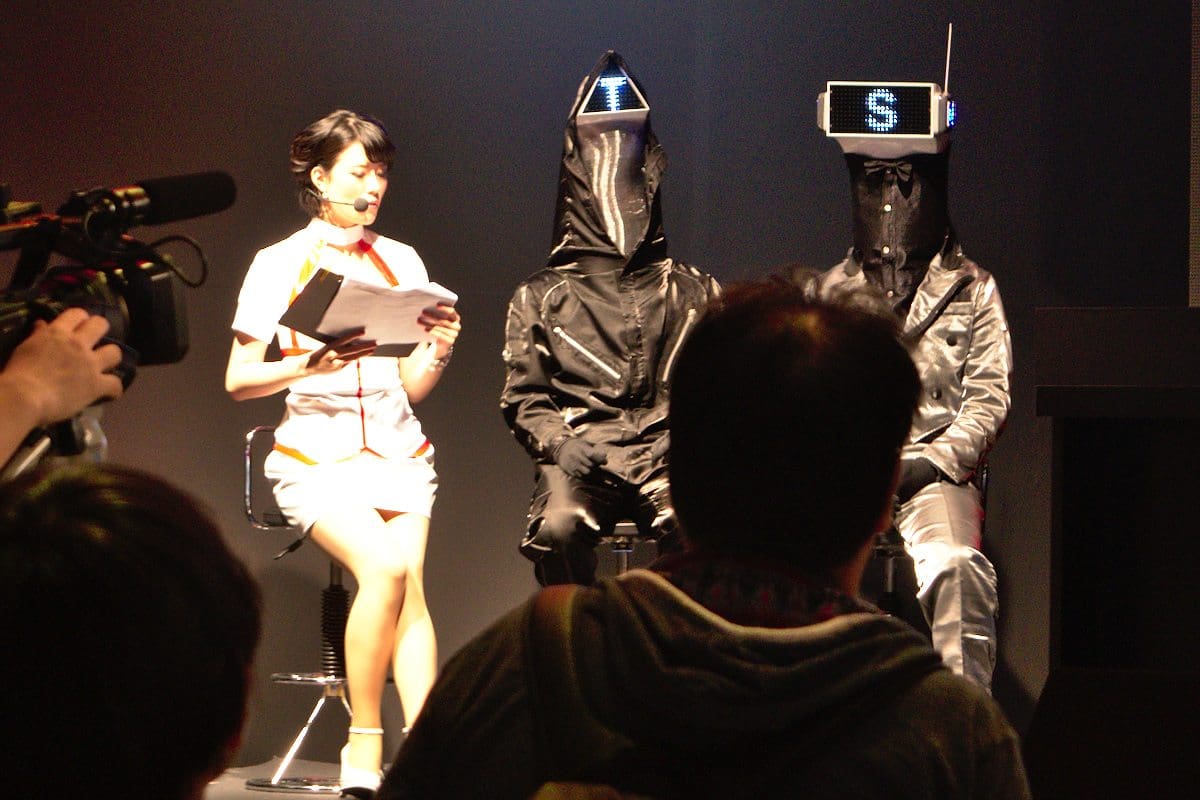 La scène étrange du jour, chez Konami, avec ces cousins éloignés des Daft Punk