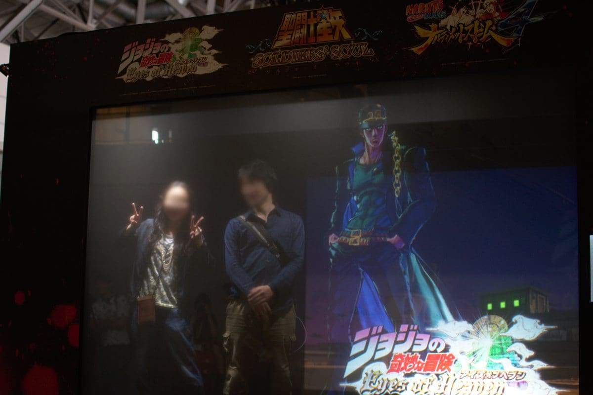 Chez Bandai Namco, vous pouviez vous faire prendre en photo avec vos héros préférés. Ici, le héros de Jojo's Bizarre Adventures, jeu étonnement plébiscité de ce Tokyo Game Show