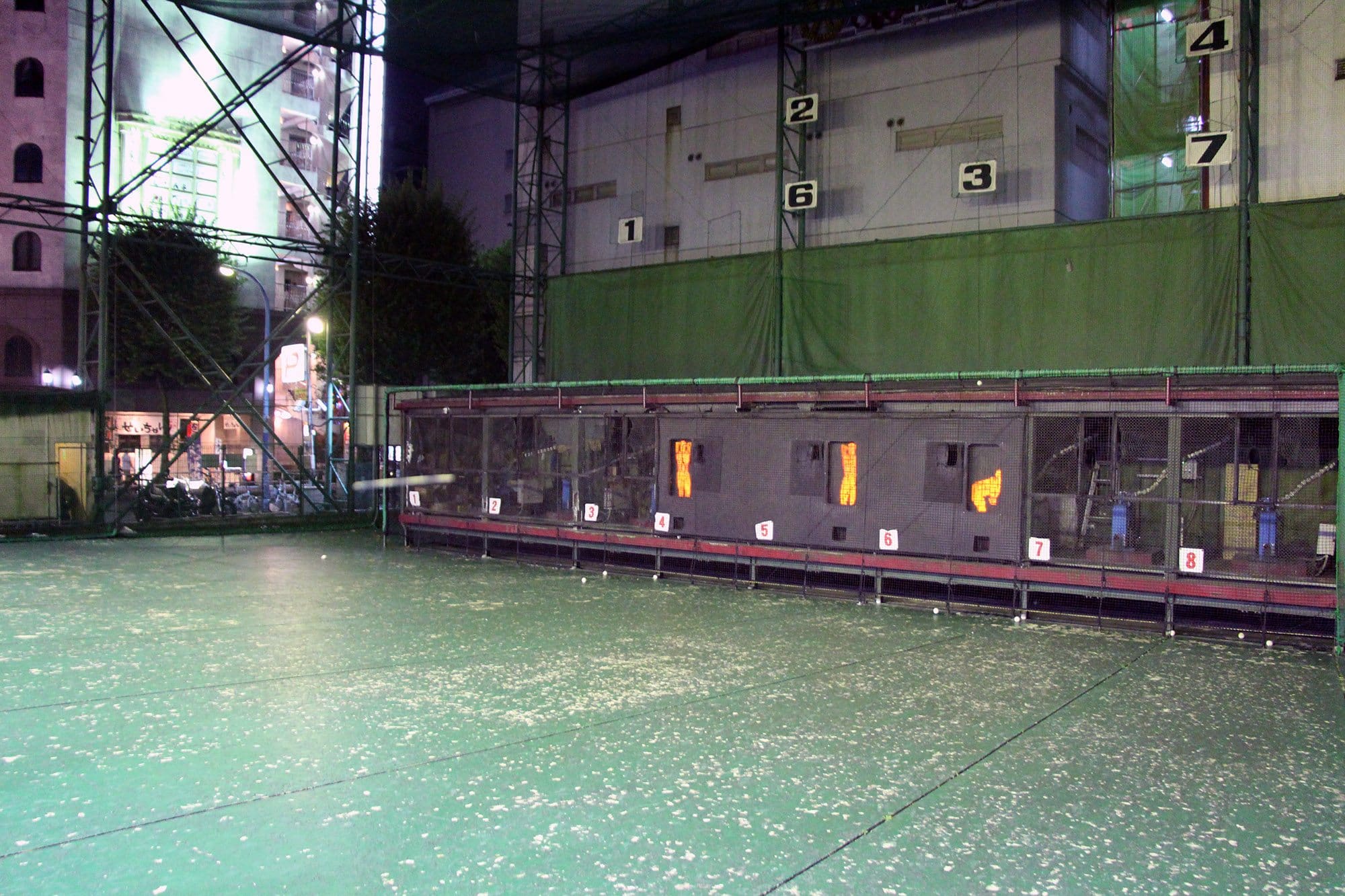 Au Japon, les batting center vous permette de travailler votre swing de baseball DozoDomo