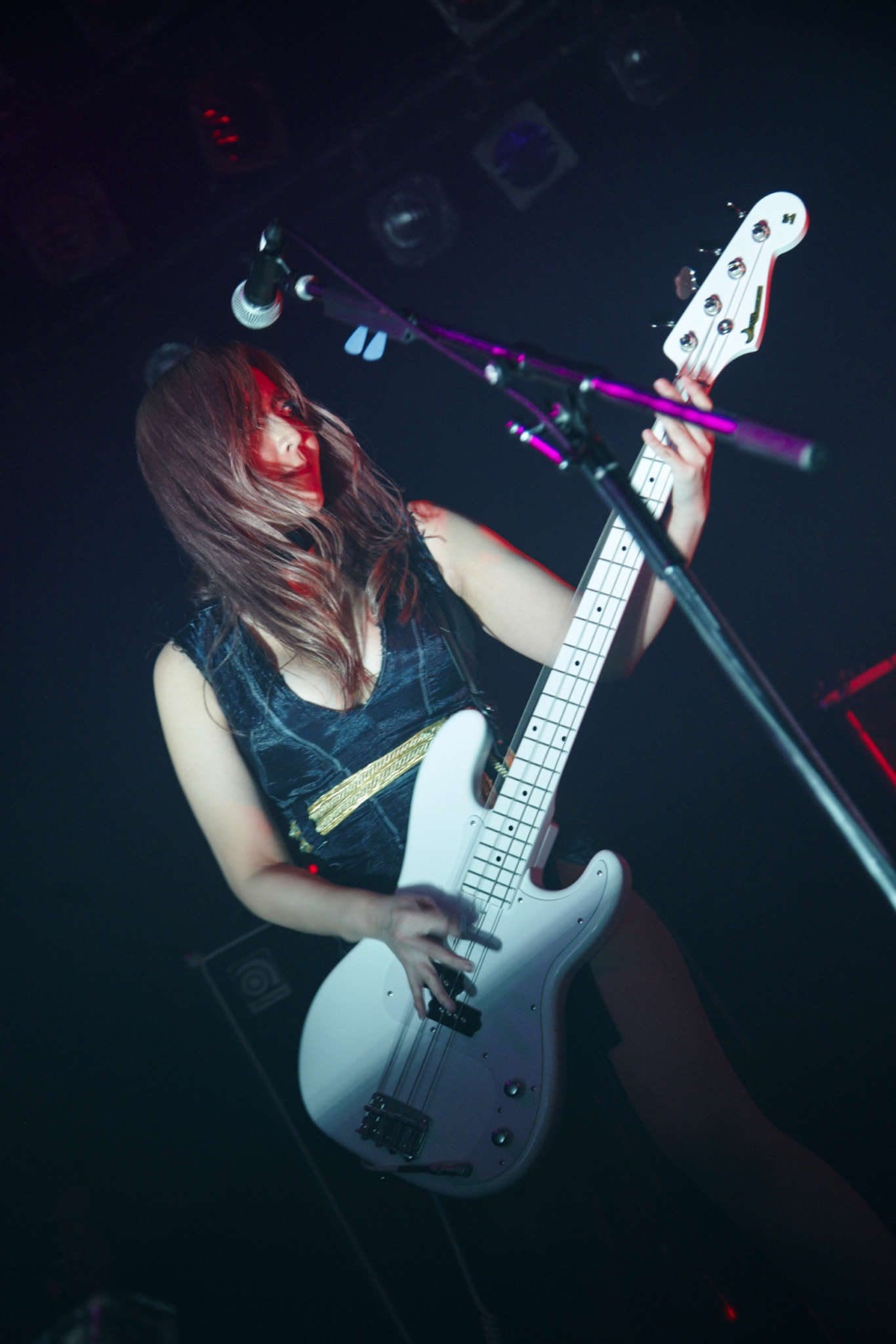 La bassiste, - Photographe : Nakano Shuuya (中野修也)