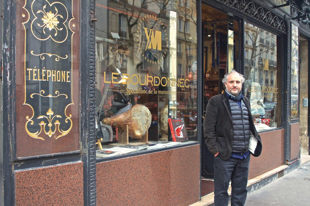 Yves-Marie Le Bourdonnec devant sa boucherie du 16ème arrondissement de Paris.