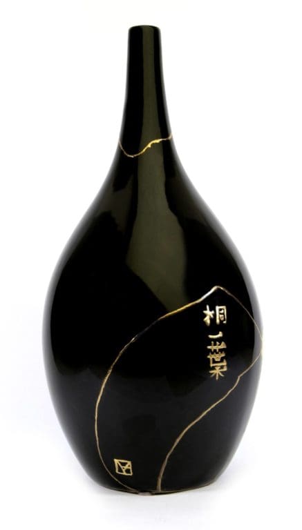 Soliflore en porcelaine noire avec haiku de Bashō Matsuo (1644-1694): Cette solitude, Viendrais-tu la partager? Feuille de paulownia