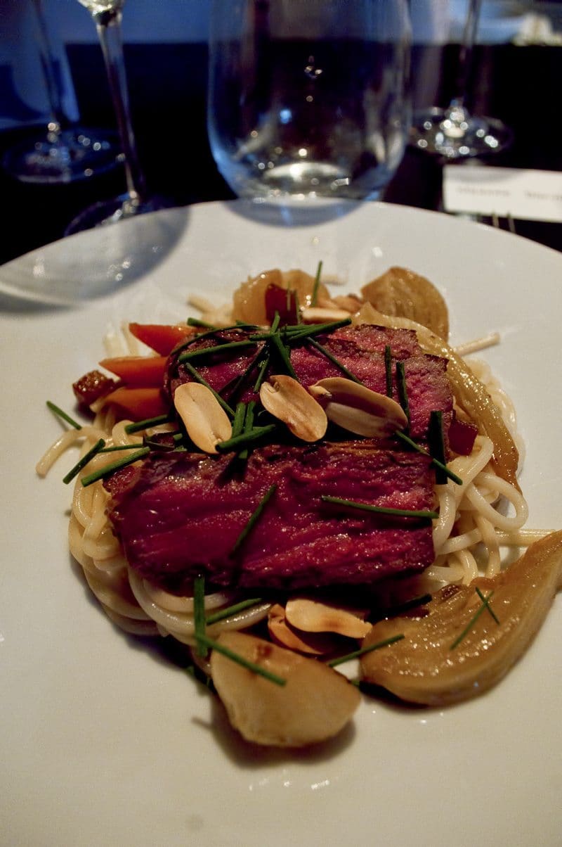 Udon de Nagasaki aux légumes, entrecôte d'Hugo Desnoyer rôti et cacahuètes. Les cacahuètes ont y pense jamais assez dans nos plats...
