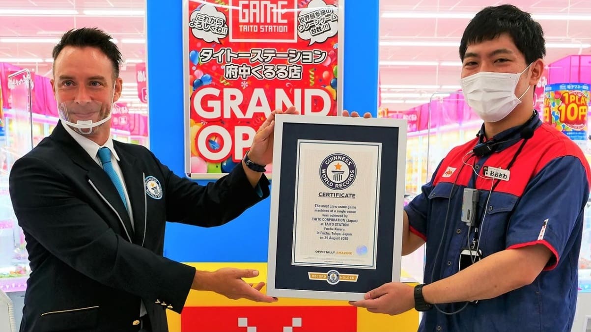 Record du monde ! A Tokyo, une salle de jeux ouvre avec 454 machines attrape -peluche