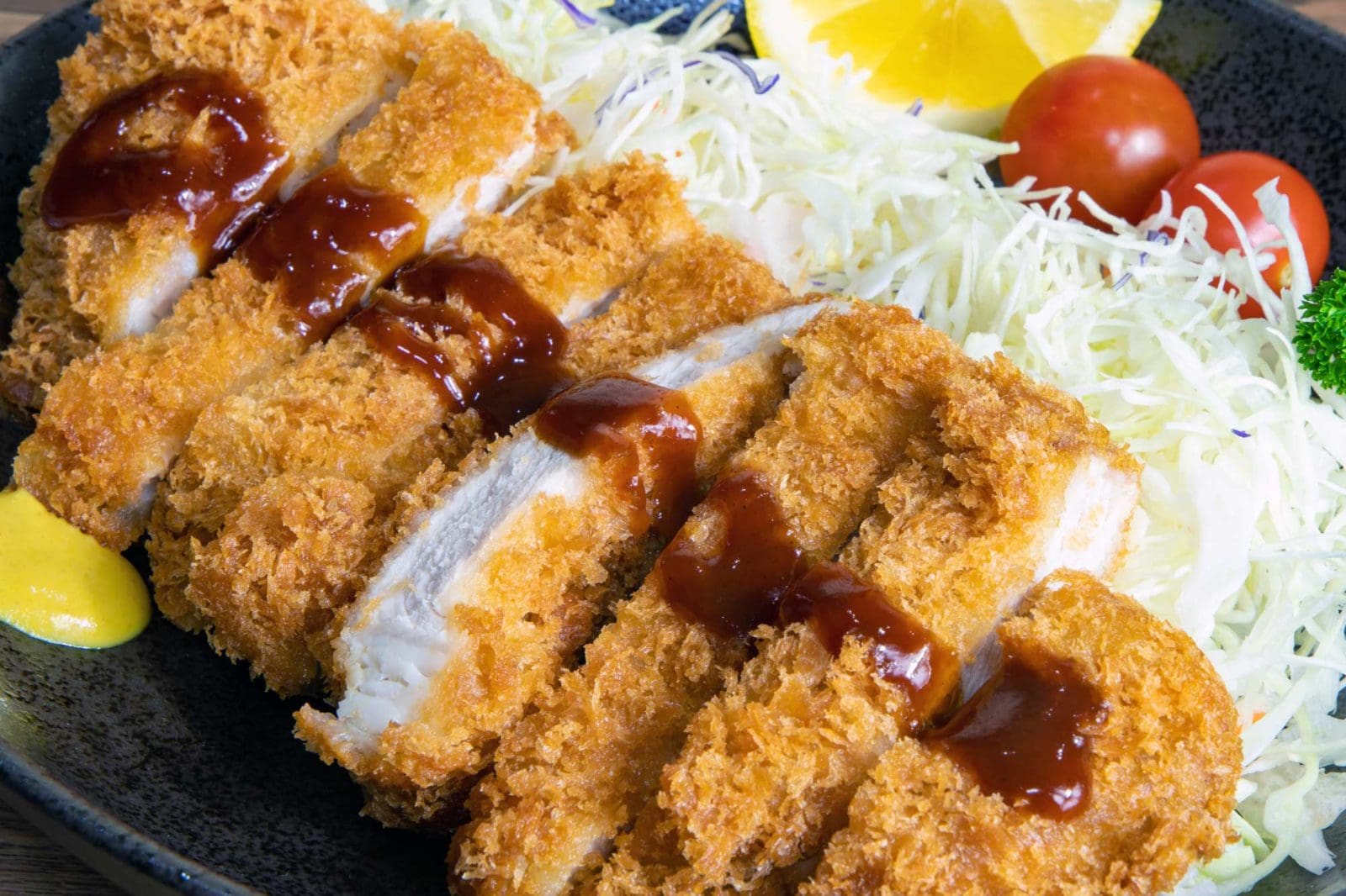 Recette du Tonkatsu, l'escalope de porc panée frite à la japonaise DozoDomo Recette du Tonkatsu, l'escalope de porc panée frite à la japonaise DozoDomo